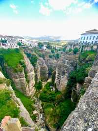 龍達（Ronda），呢座建喺懸崖上嘅白色小鎮