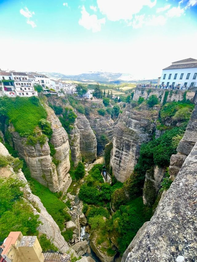 龍達（Ronda），呢座建喺懸崖上嘅白色小鎮