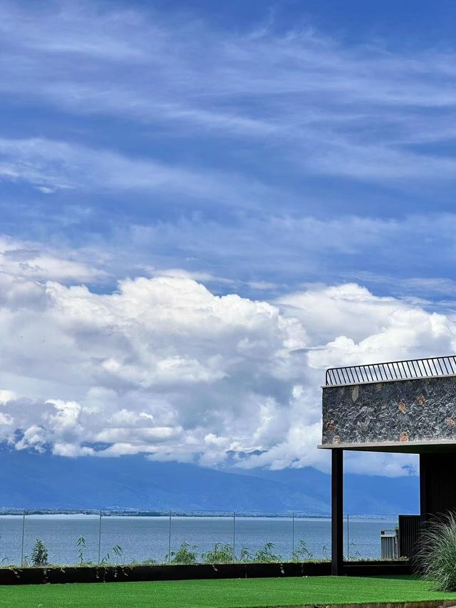 大理海景房天花板！住進懸崖上的純白夢境
