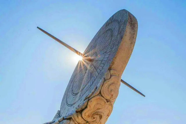 當星河垂落北回歸線時，在墨江邂逅太陽轉身