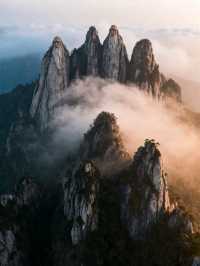 江西廬山：瀑布從雲端跌落山谷，雲霧漫過石階時，一步一景