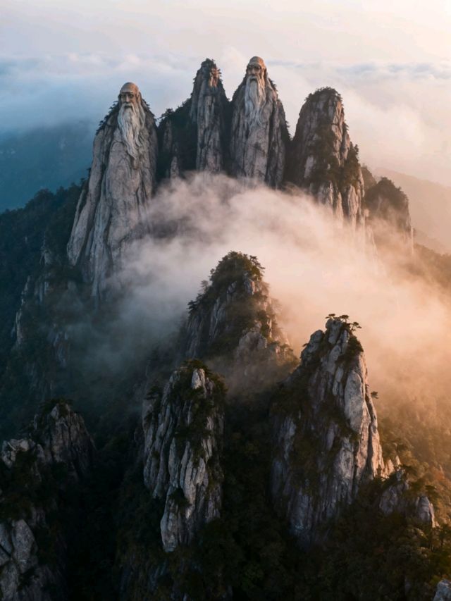 江西廬山：瀑布從雲端跌落山谷，雲霧漫過石階時，一步一景