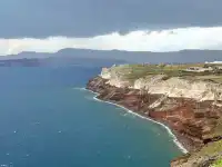 對聖托里尼印象大多來源於它藍白一面的浪漫，但其實粗獷美也是聖托里尼鮮少宣傳的一張名片！Fira為中心