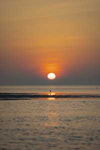 凌晨5點的北海銀灘，承包整片橘子海浪漫