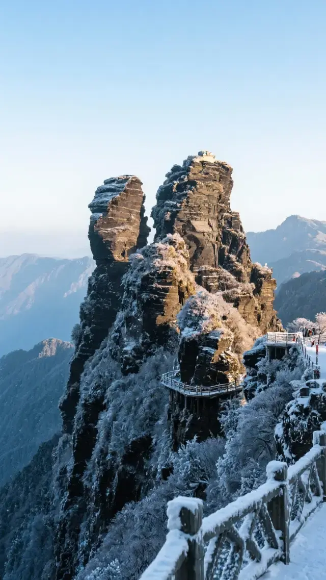 Three days and two nights in Fanjing Mountain in December, a secret pilgrimage to the sea of clouds, snow, mist, and golden summit