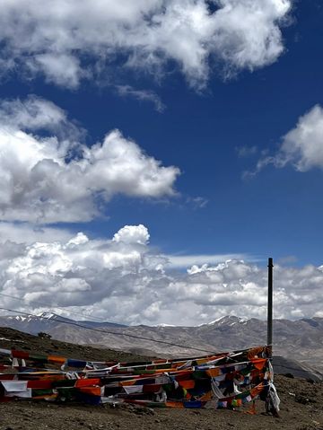 翻越G318國道上的最高點:嘉措拉山口