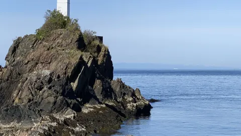 Watching the Lighthouse from the Rocks｜Exclusive Sunny Day Experience on Bowen Island — traveler post in Sechelt