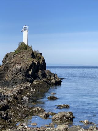 Watching the Lighthouse from the Rocks｜Exclusive Sunny Day Experience on Bowen Island