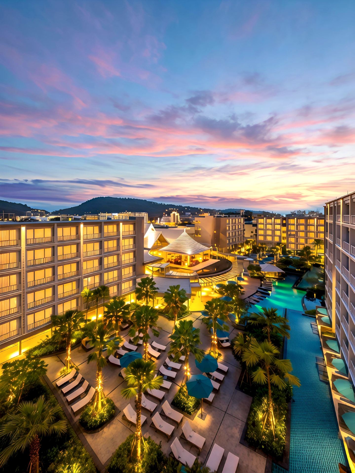 For those seeking a perfect blend of bustling convenience and relaxing vacation vibes, the "Grand Mercure Phuket Patong" located in the heart of Patong is an unmissable hidden gem.

Prime Location: The Perfect Balance of Bustle and Tranquility
The hotel sits in Patong’s "golden C spot," just a 10-minute walk to Patong Beach, and about 10 minutes on foot to Jungceylon Shopping Center and Bangla Boxing Stadium. The best part is that despite being in the nightlife hub, the hotel offers a peaceful retreat inside, allowing you to enjoy the vibrant scene anytime while still getting a good night's sleep.

Design Style: Modern Thai Aesthetics
Fully renovated in 2020, the hotel’s design cleverly blends traditional Thai elements with modern amenities. From the sophisticated incense in the lobby to the traditional tones in the rooms, every detail exudes a graceful and beautiful vacation atmosphere that instantly melts away fatigue.

Rooms & Breakfast: Comfort in Every Detail
The hotel features 314 rooms and pool villas, each with a private balcony overlooking the charming pool or cityscape. Enjoying a hearty buffet breakfast until 10:30 AM is a real treat, especially for those who love to sleep in on vacation. Freshly baked bread paired with hot coffee is the perfect way to start an energetic day.

Pool Bar & SPA: Relaxing Lazy Moments
The outdoor pool is a fantastic spot to dive in anytime or sip a cocktail at the poolside bar while soaking up the sun. For complete relaxation, the hotel’s Ryn Spa offers professional body treatments and foot baths to wash away travel fatigue.

Kids’ Playground: A Parent’s Paradise
Ideal for families with children! The hotel features a dedicated kids’ pool, kids’ club, and water slides, even offering childcare services so parents can enjoy their own time with a drink or spa session worry-free.

Transportation Guide: Travel with Ease
The hotel is about a 55-minute drive from Phuket Airport and offers convenient shuttle services. Exploring the surroundings is extremely easy, and the front desk provides 24-hour Chinese service, making travel inquiries and currency exchange hassle-free.

Grand Mercure Hotel excels in location, dining, and family-friendly facilities. If you’re longing for a worry-free, high-quality island holiday, this place should definitely be at the top of your list!