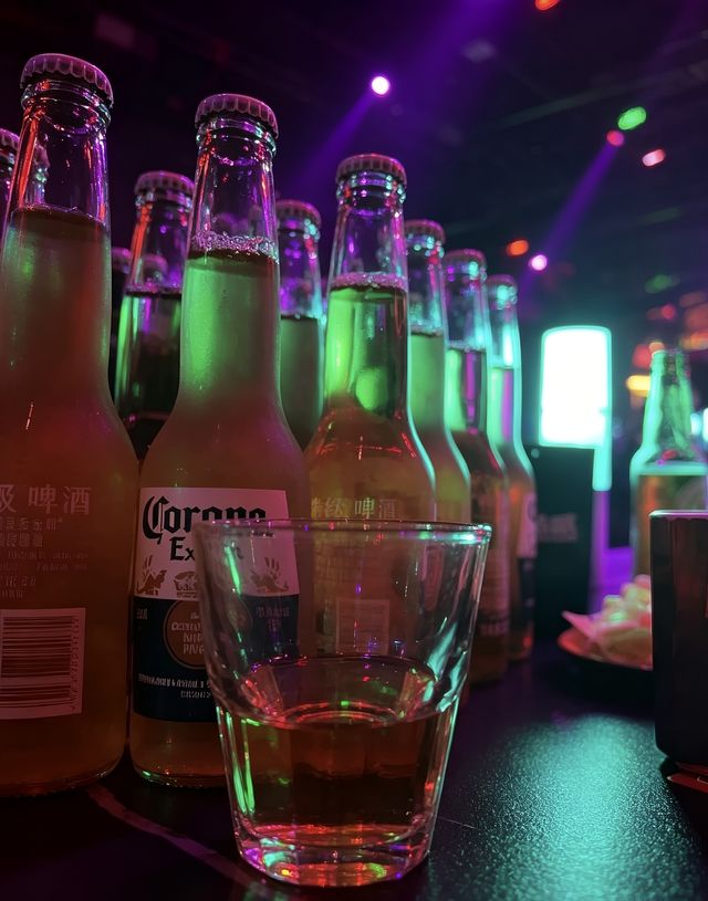 藏在都市裡的古堡酒吧,夜色與燭光皆浪漫