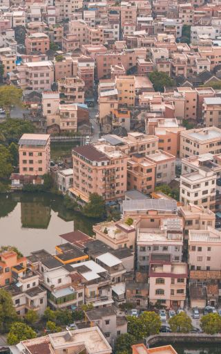 仏山の湖の景色を見下ろす必見スポット、カラフルな童話のような家々