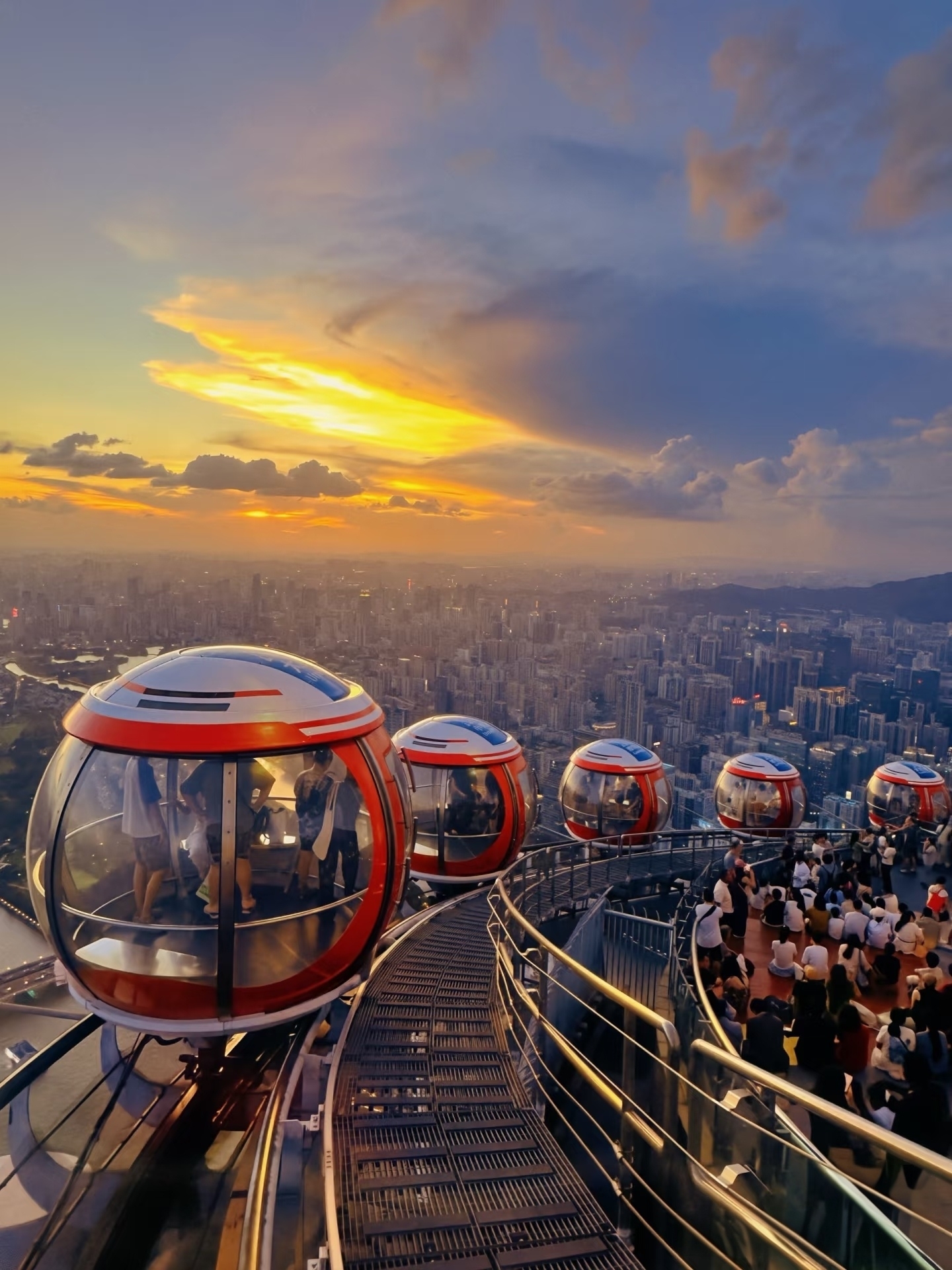 🎡Bianglala Canton Tower | Menikmati Sunset dari Ketinggian 460 Meter🌇

Guys! Ke Guangzhou nggak afdol kalau belum naik bianglala di "Canton Tower"! Ini adalah bianglala horizontal tertinggi di dunia, romantisnya bikin baper banget💕

📍Lokasi: Dek observasi puncak Canton Tower 460m
🎫Tiket: 298 RMB (Paket combo, termasuk akses indoor + bianglala)
⏰Waktu: 10:00-22:30 (Saran: naik sekitar jam 17:00)

✨Wajib Coba:
1️⃣ 16 kapsul kristal transparan, bisa lihat view Zhujiang New Town 360° tanpa halangan
2️⃣ Durasi satu putaran 20 menit, pas banget buat nonton sunset yang cantik🌅
3️⃣ Saat malam tiba, gemerlap lampu kota keren banget, foto apa aja langsung estetik📸

💡Tips:
· Beli tiket via official account sebelumnya biar nggak antre lama di lokasi
· Pakai dress biar makin cakep di foto! Tapi jangan lupa bawa jaket tipis karena anginnya kencang di atas
· Pastikan baterai HP penuh & memori kosong! Bakal rajin foto-foto terus
· Buat yang takut ketinggian jangan khawatir, kapsulnya stabil dan aman banget kok~

🚇Transportasi: Metro Line 3/Jalur APM Stasiun "Canton Tower" Exit B langsung sampai

💬Menikmati sunset di atas awan bareng orang tersayang, ini sih cara paling romantis buat menikmati Guangzhou💑