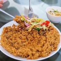 ร้านลับกลางบึงน้ำ กินข้าว ห้อยขา ดูปลา