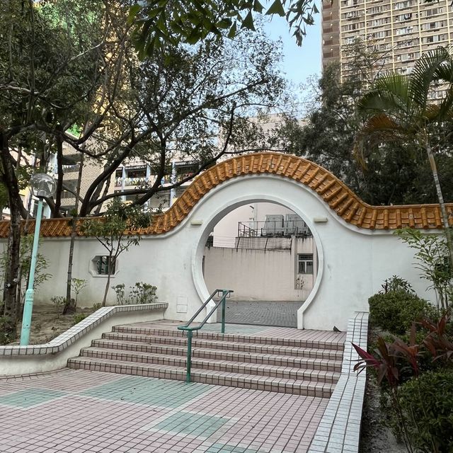 黃大仙下邨內嘅龍趣園何鴻燊公園