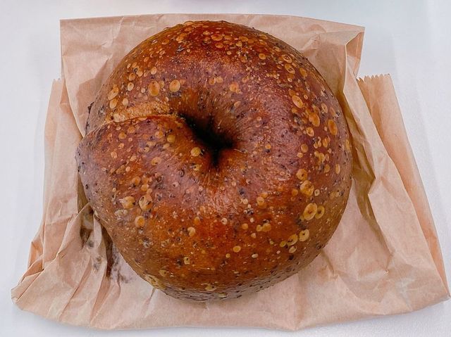 呢度每一款麵包同Bagel 都係自家烘焙，除左口感出色之外，佢地既Bagel 口味選擇又夠多，咸同甜都有供應，岩哂唔同既朋友仔～