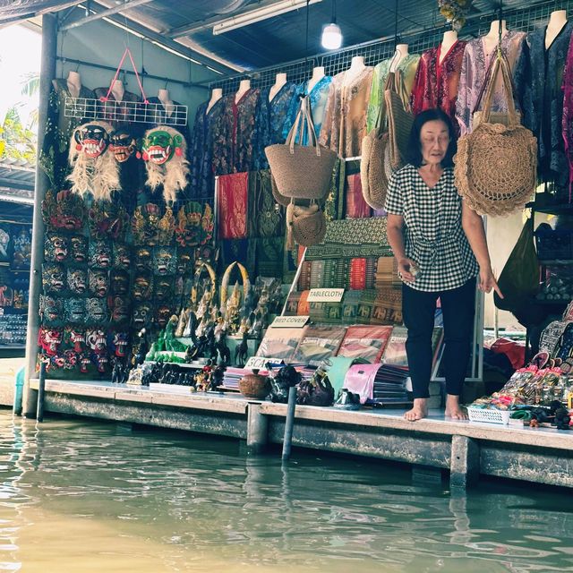 Morning at Damnoen Saduak Floating Market