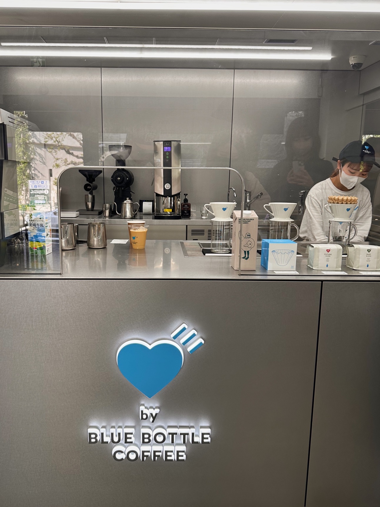 Opened a shop in Kyoto Human Made that collaborates with Blue Bottle Coffee  and Human Made💙 @nigo @humanmade @bluebottle #kyotojapan