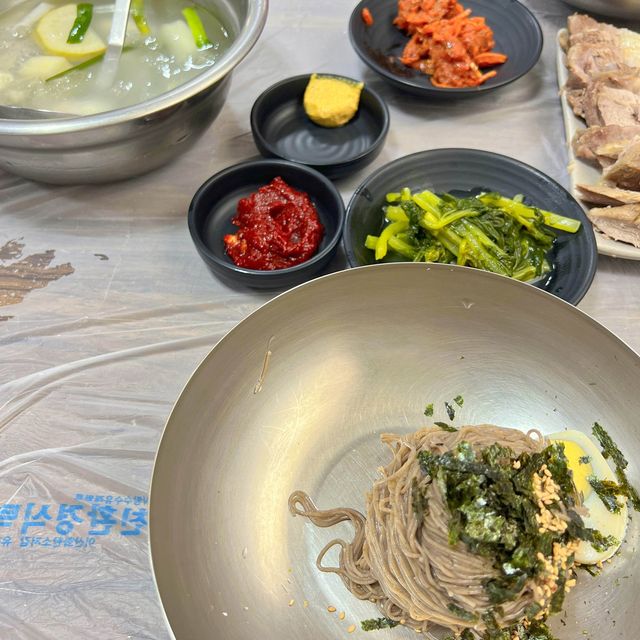 평일에도 웨이팅 필수인 고성 막국수 맛집