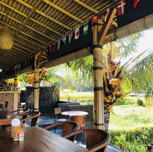 在烏布，吹著微風，看稻田雲影的景觀餐廳Warung Tepi Sari