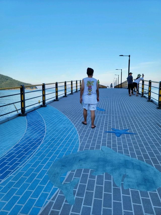 수변전망대가 있어서 산책하기 좋은 흑진주몽돌해변🩵