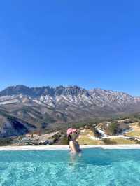 여기가 바로 K-스위스💚 눈 쌓인 울산바위 바라보며 수영하기 어때?🏔️