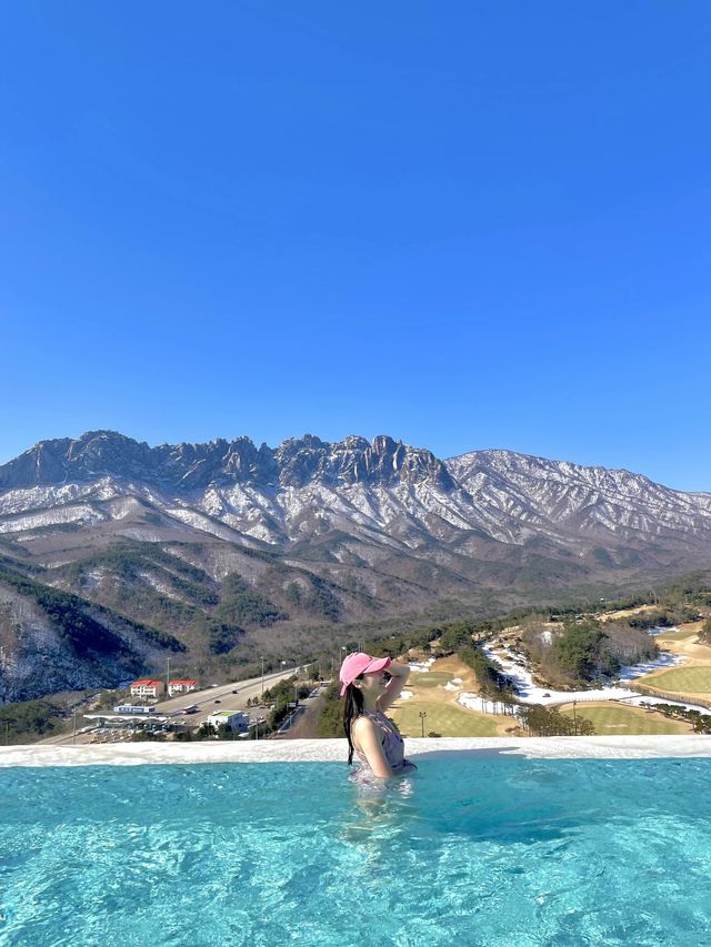 여기가 바로 K-스위스💚 눈 쌓인 울산바위 바라보며 수영하기 어때?🏔️