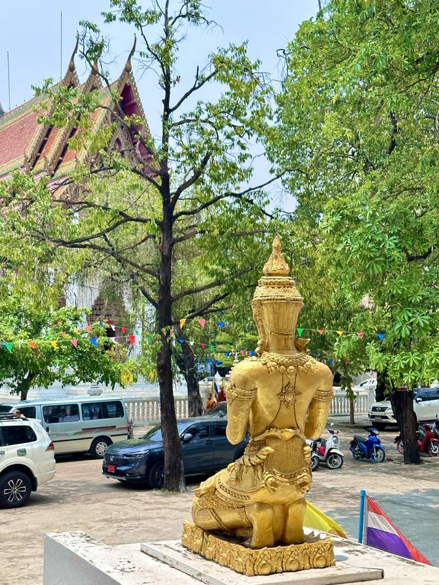 ไหว้พระแก้วโกเมน วัดมณีวนาราม วัดดังอุบลราชธานี