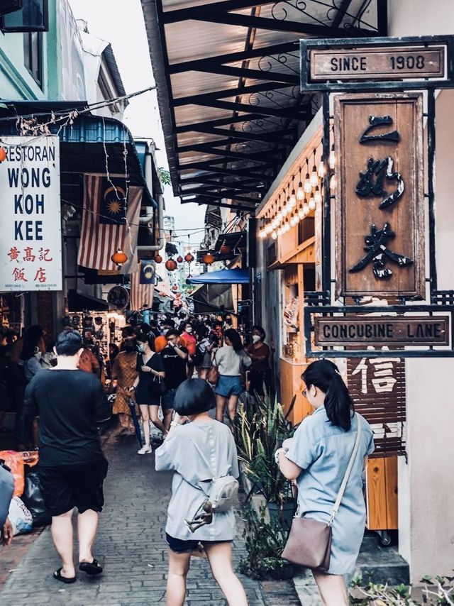 A short alley packed with souvenir shops 