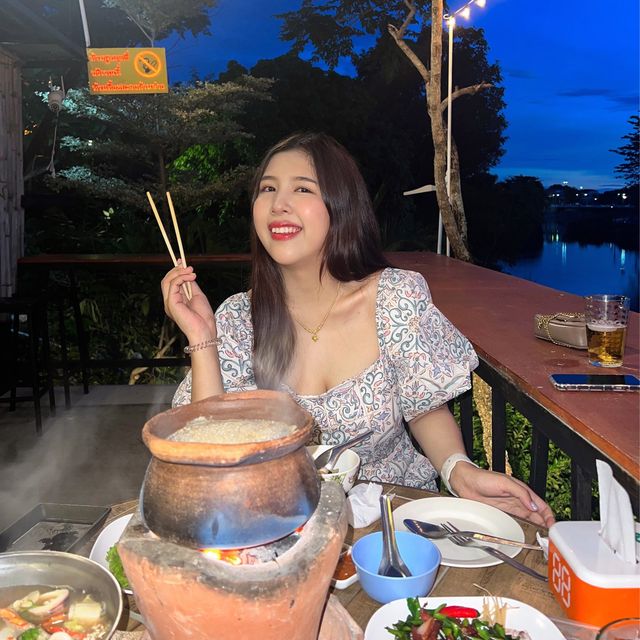 ร้านชิล chill ริมวัง หลังค่าย by เตี๋ยวดำ ลำปาง