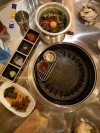 돌판에 삼겹살을 구워주는 전포동 고원