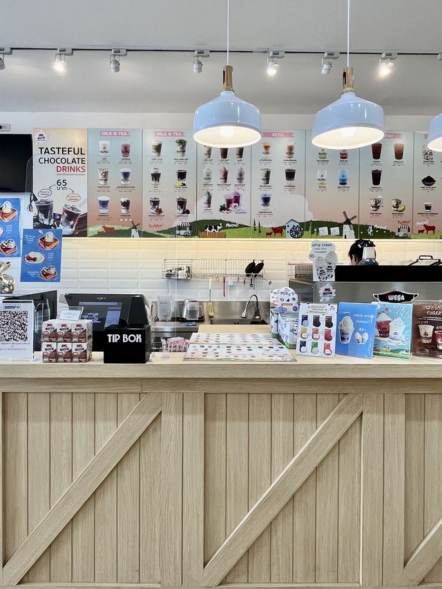 นมชมพูเย็น หวานอร่อยที่ Milk Land 