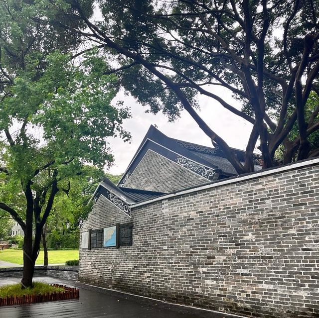 繁華鬧市之中的古城