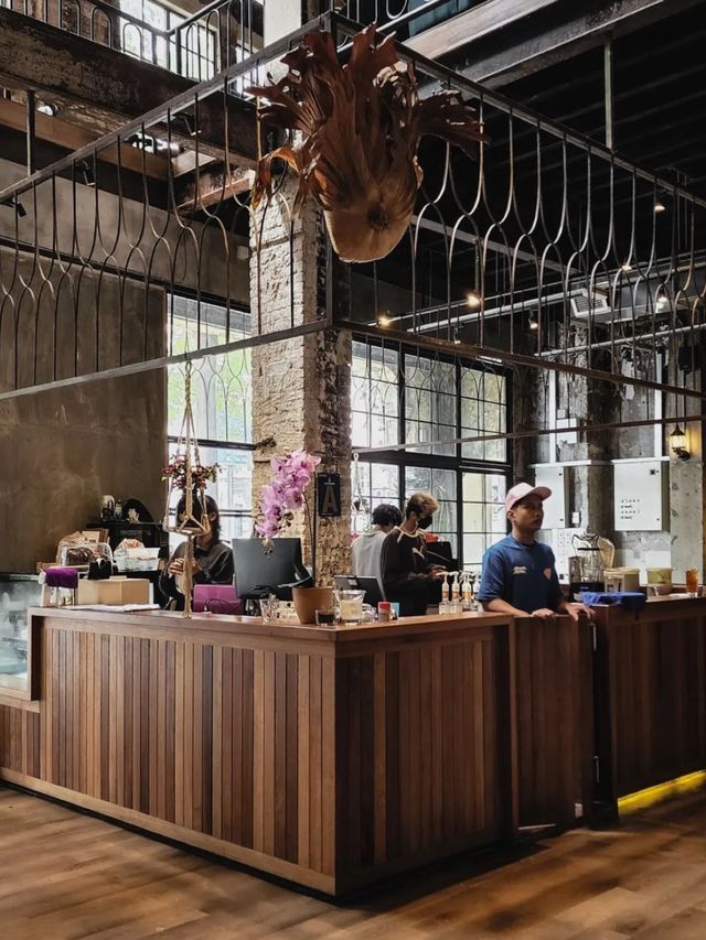 A New Cafe Within An Old Damaged Shophouse😱