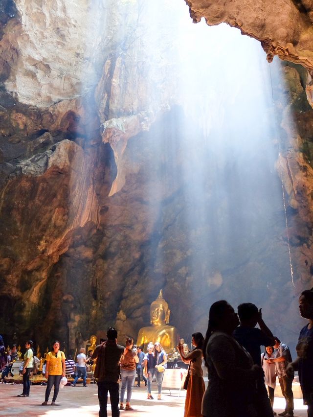 วัดถ้ำเขาหลวง จังหวัดเพชรบุรี