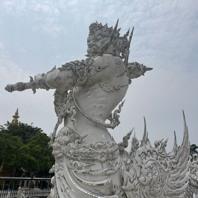 The fascinating white temple of Chiang Rai