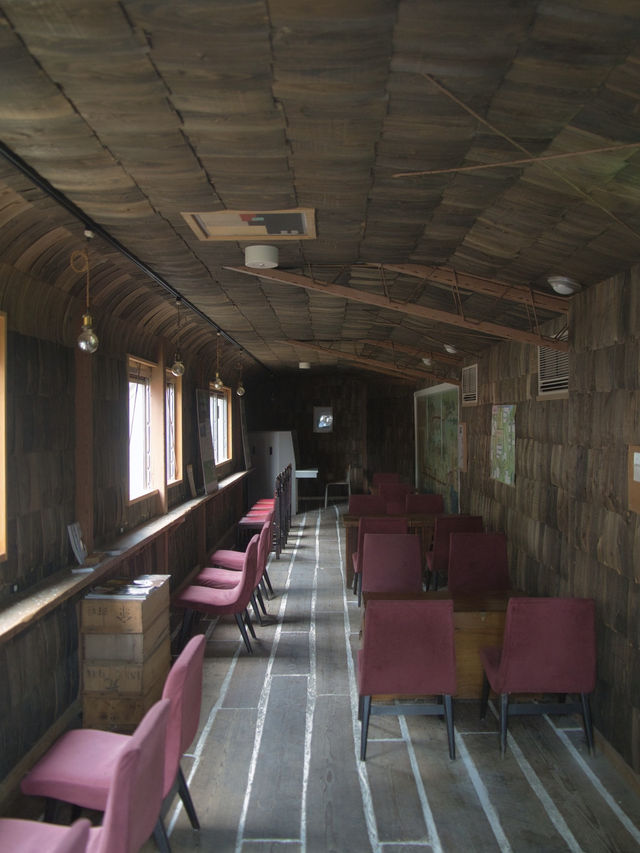 【和歌山】高野山観光の玄関口🚪おむすび屋の装飾が映える駅のホーム✨