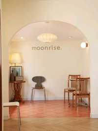 เที่ยวคาเฟ่มินิมอล Moonrise