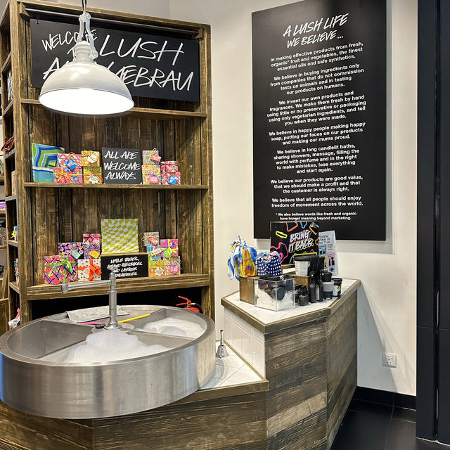Indulge in Bath Art at LUSH: A Sensory Shopping Experience