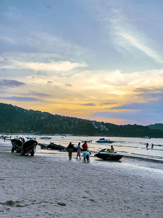 Phuket’s Beachside Delight  🌊☀️