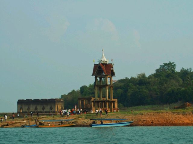 ล่องเรือชมวัดกลางน้ำ สังขละบุรี