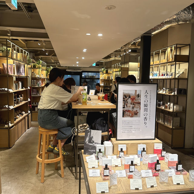 【中目黒】本屋さんが併設!作業にもオススメのカフェ💻 【中目黒】本屋さんが併設!作業にもオススメのカフェ💻