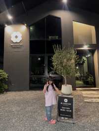 BLOSSOM คาเฟ่โทนสีดำสไตล์เท่ๆ