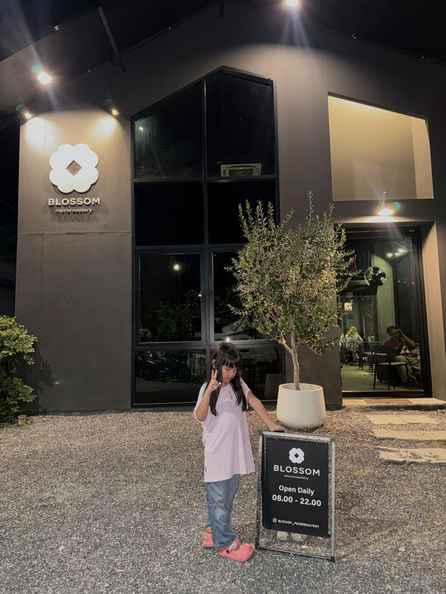 BLOSSOM คาเฟ่โทนสีดำสไตล์เท่ๆ