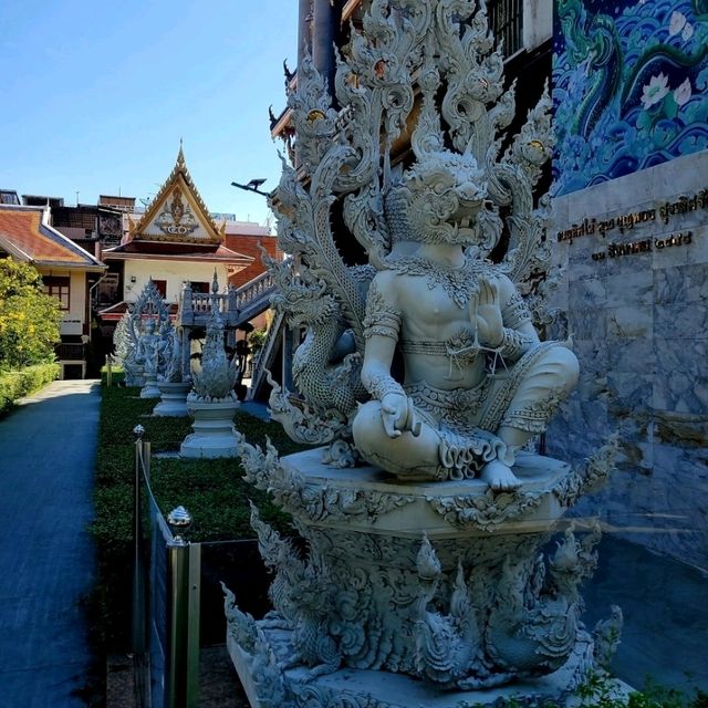 เที่ยววัดสวยใจกลางเมือง เก่าแก่กว่า 250 ปี