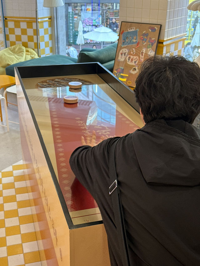 치킨, 피자를 무료로 주는 홍대 핫플, 굽네 플레이타운 🍗
