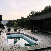 นอนชิลริมน้ำแควที่ไทรโยควิว รีสอร์ท