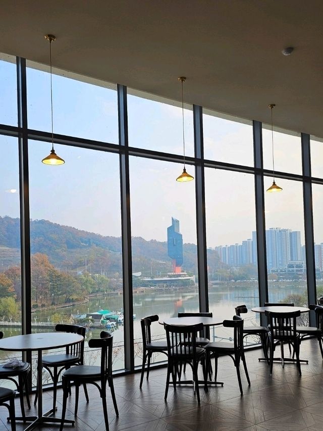 호텔 느낌의 인테리어에 통 창으로 보이는, 확 트인 ! 뷰 맛집