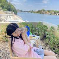 Roccia Cafe Kanchanaburi ใกล้สะพานข้ามแม่น้ำแคว