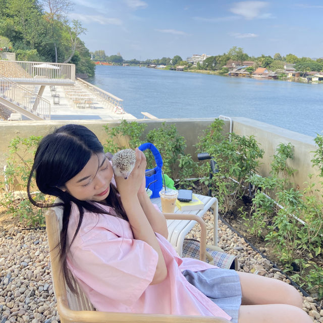 Roccia Cafe Kanchanaburi ใกล้สะพานข้ามแม่น้ำแคว