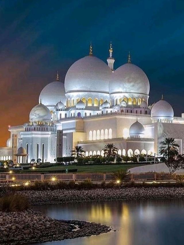 Majestic Serenity at Abu Dhabi’s Grand Mosque 🕌✨